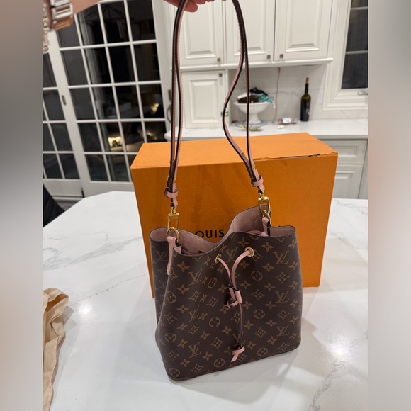 Louis Vuitton Neonoe Monogram MM bucket Shoulder Bag with Rose Poudre leather - Picture 1 of 16
